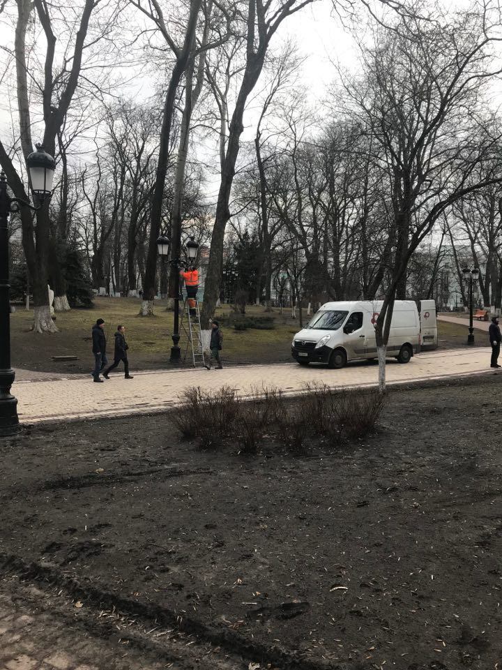 Ліхтарі в Маріїнському парку поржавіли
