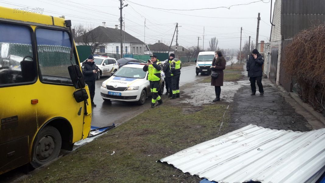 У Маріуполі автобус протаранив зупинку з людьми