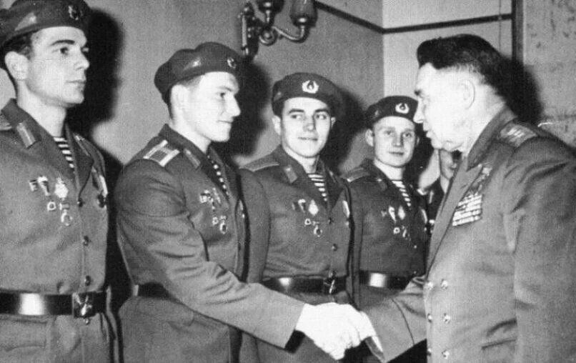 Генерал Маргелов з радянськими десантниками