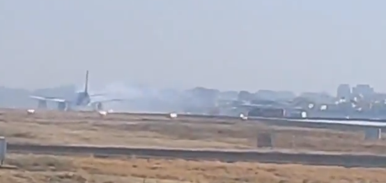 Загорівся під час руху: страшна НП з літаком в Індії потрапила на відео