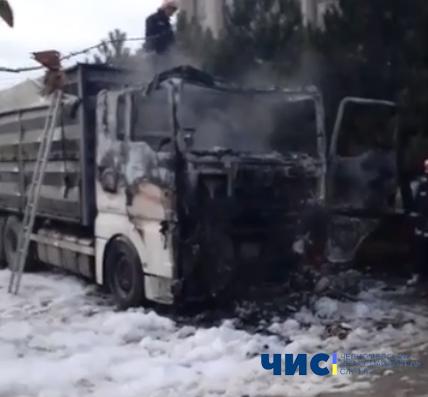 Водій фури учадів в своєму авто в порту під Одесою