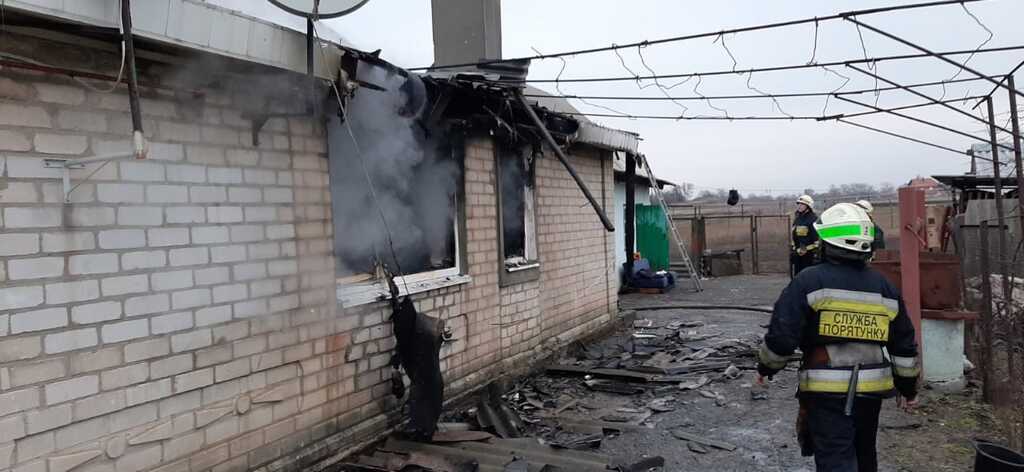 Під Дніпром десяток рятувальників гасили пожежу в приватному будинку. Фото