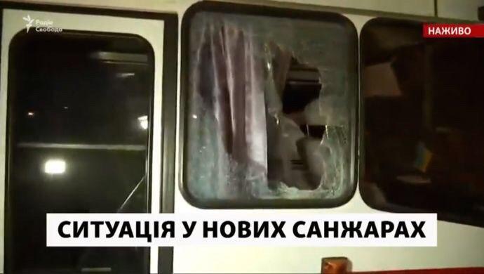 Автобусы разбиты камнями: украинцы из Уханя "прорвались" в санаторий Новых Санжар. Фото и видео