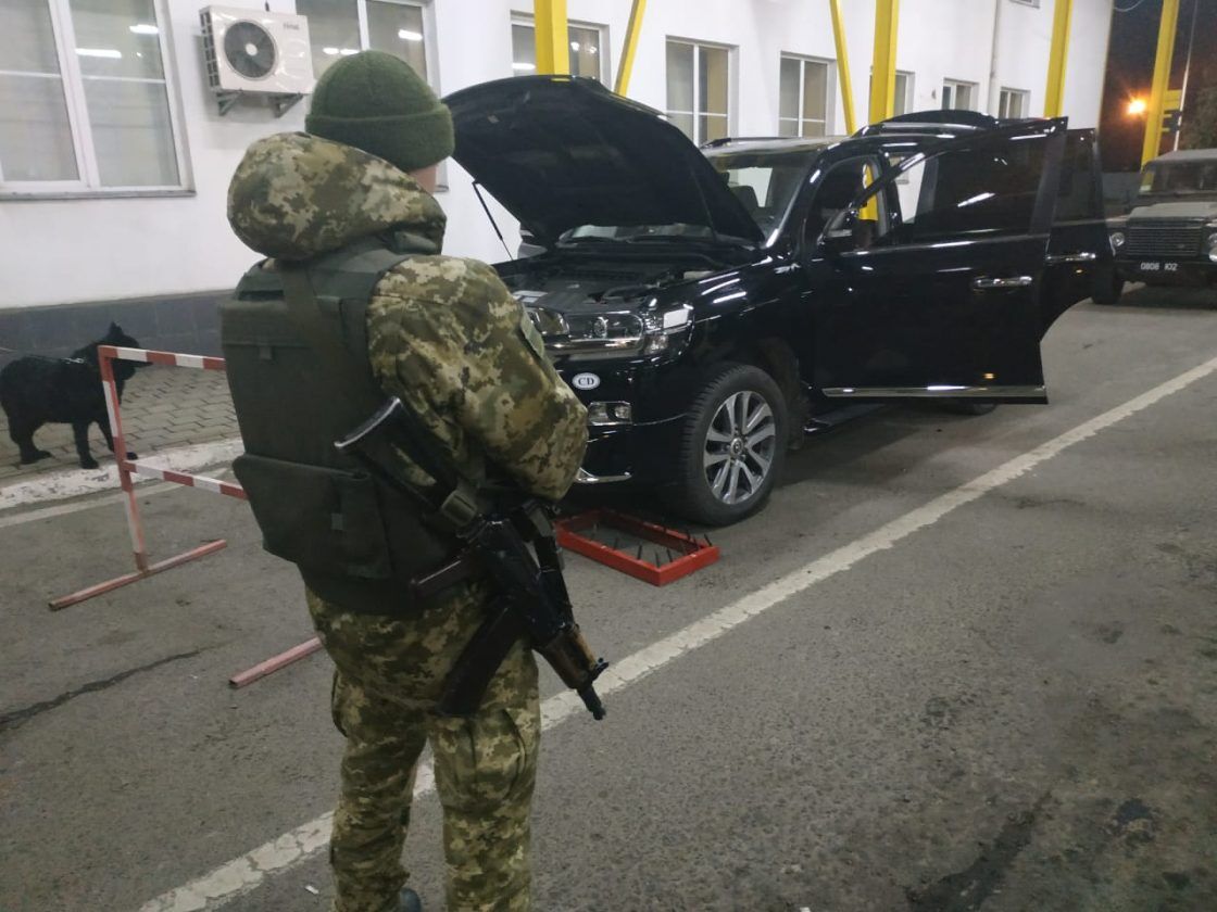 На границе Украины задержали дипломата с контрабандой