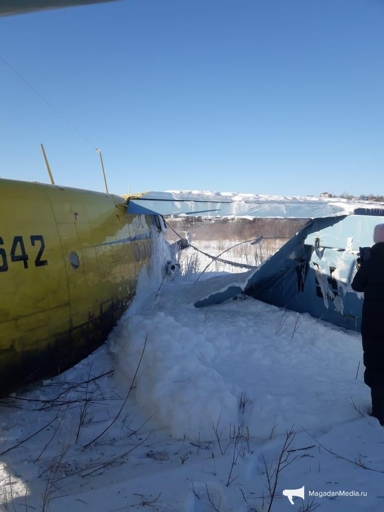 В России самолет с пассажирами упал при взлете: фото и видео с места