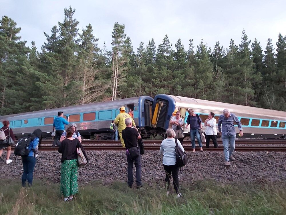 В Австралии поезд с 200 пассажирами сошел с рельсов: есть погибшие. Фото с места события