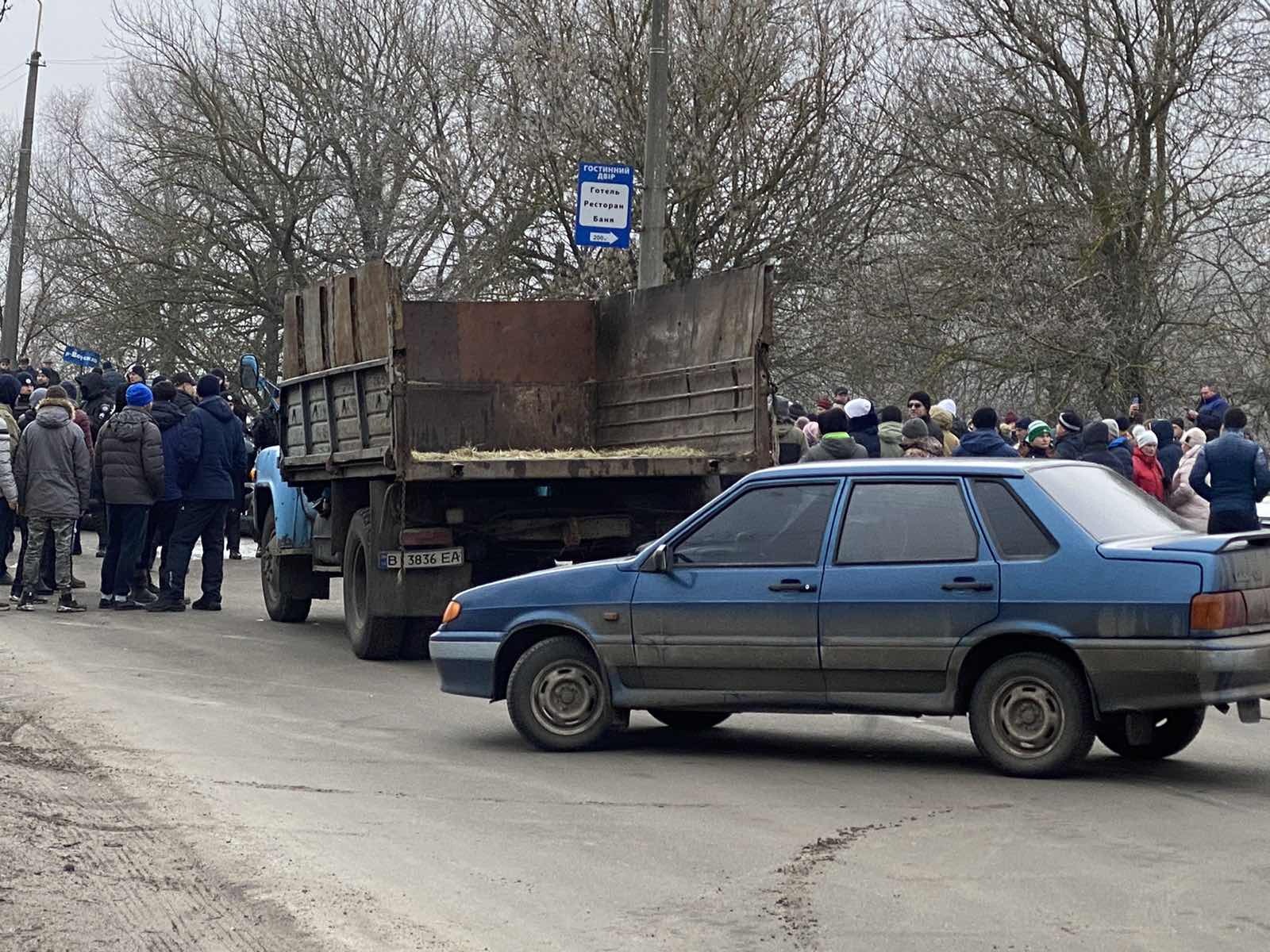 Газ і водомети: як у полтавському селищі готуються до зустрічі українців із Уханя