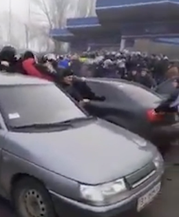 В Новых Санжарах авто протестующих "зачистили" спецтехникой