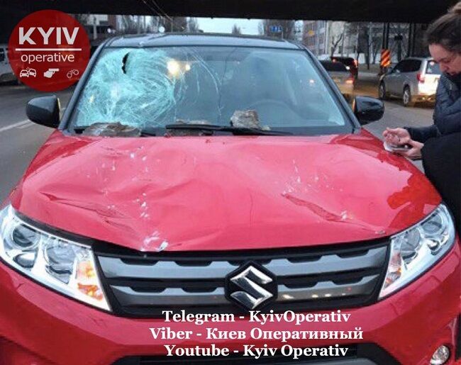 В Киеве кусок Дегтяревского моста упал на машину