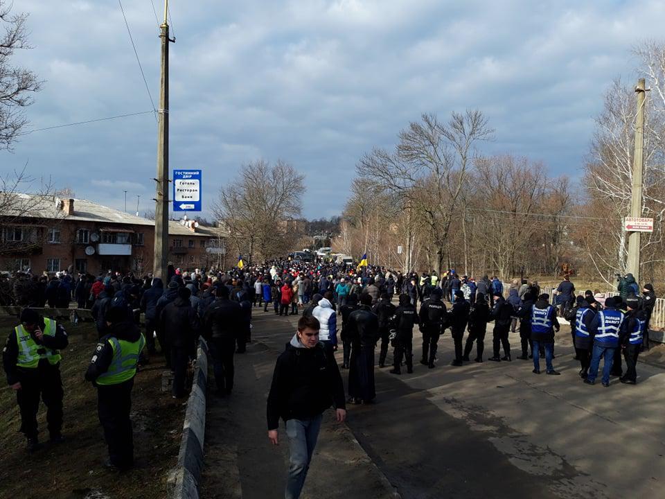 Протесты в Новых Санжарах вспыхнули из-за того, что в местный санаторий привезли эвакуированных из Китая