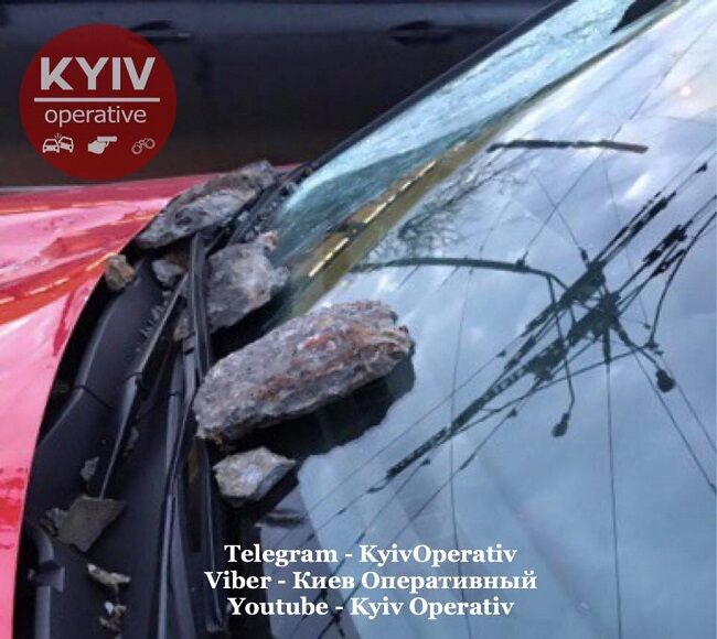 В Киеве кусок Дегтяревского моста упал на машину