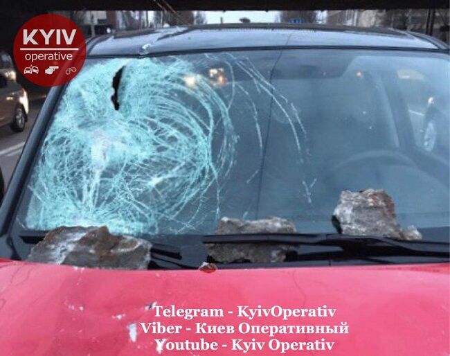 В Киеве кусок Дегтяревского моста упал на машину