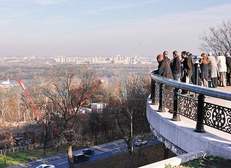 Оглядовий майданчик біля Маріїнського палацу у Києві у сучасності