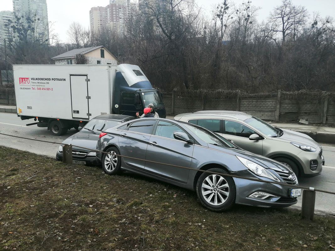У Києві вантажівка без гальм протаранила маршрутку і чотири авто