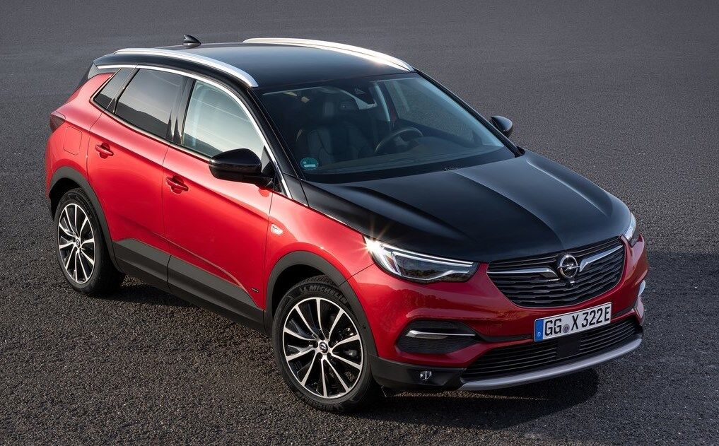 Opel Grandland X Hybrid4 – гибридный полноприводный кроссовер, в котором передние колеса вращаются благодаря ДВС, а задние – посредством электротяги