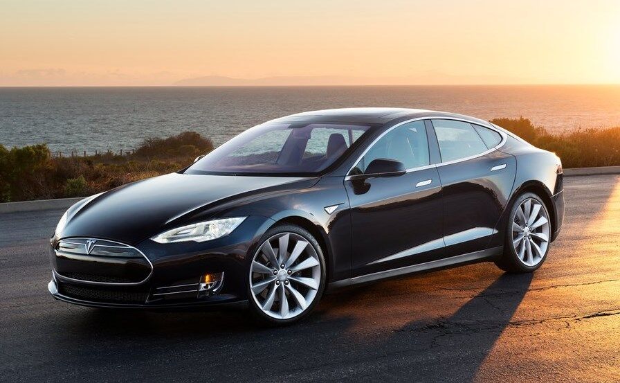 Tesla Model S – мощный и быстрый электромобиль с большим запасом хода, но позволить себе такую покупку могут далеко не все
