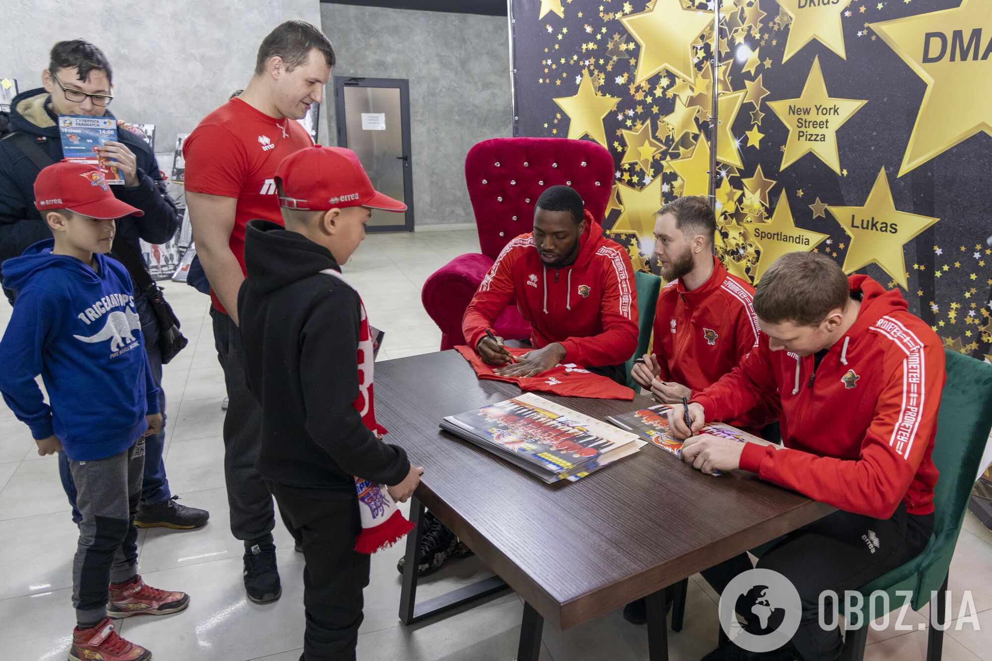 Звездные баскетболисты СК "Прометей" делились автографами с болельщиками