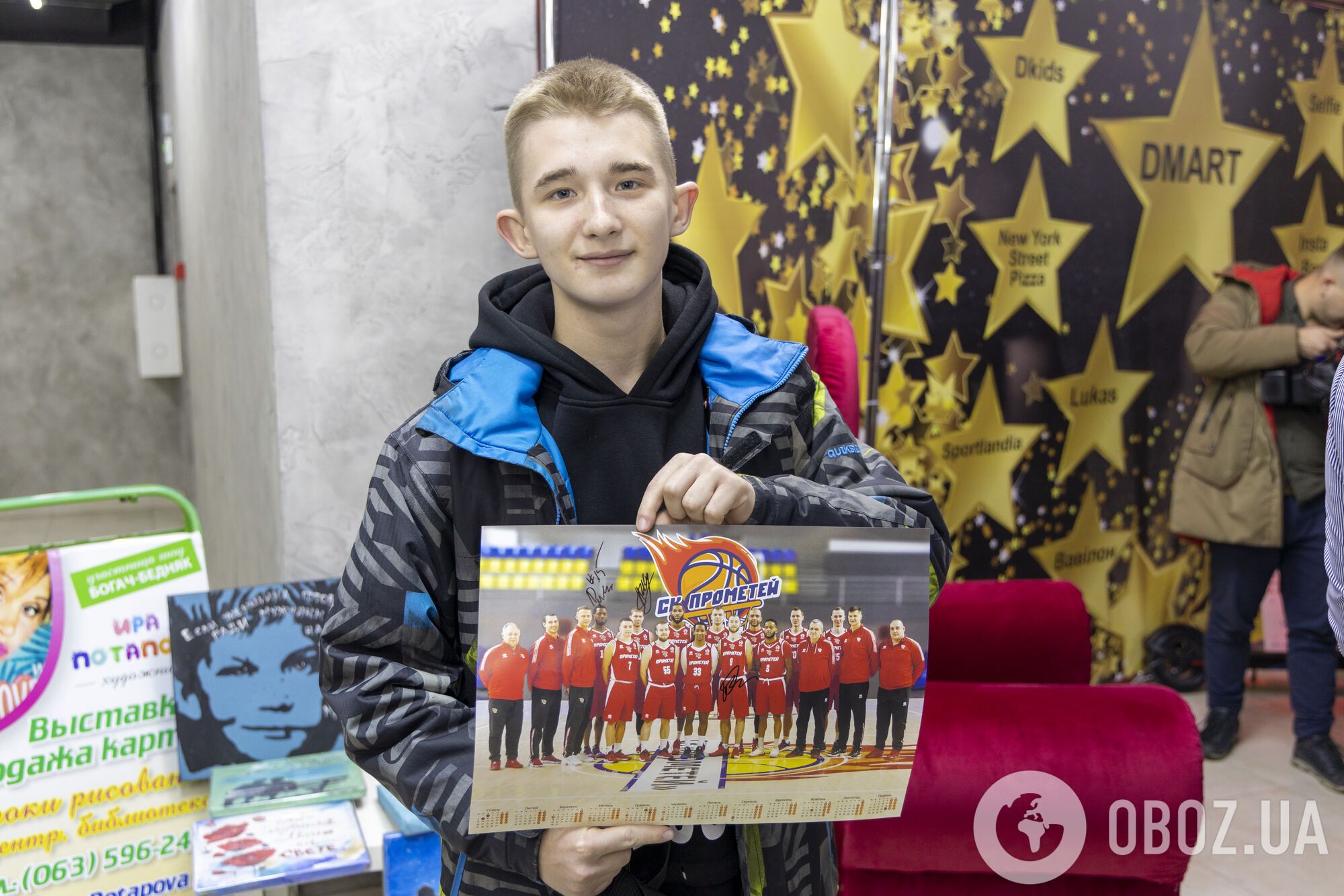 Звездные баскетболисты СК "Прометей" делились автографами с болельщиками