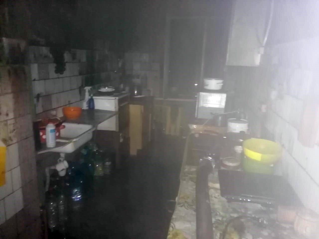 Под Днепром спасатели выносили детей из горящего общежития. Фото