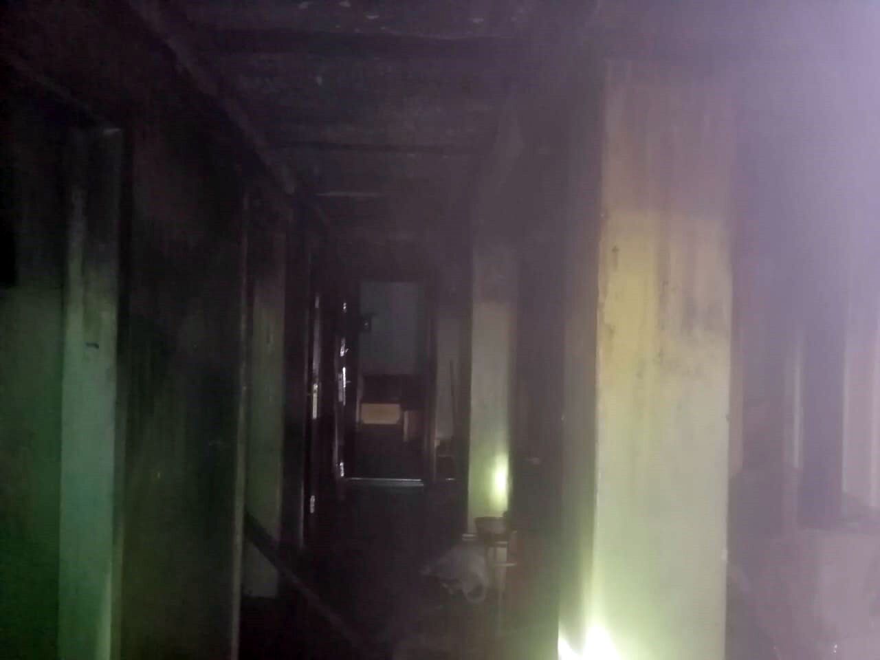 Под Днепром спасатели выносили детей из горящего общежития. Фото