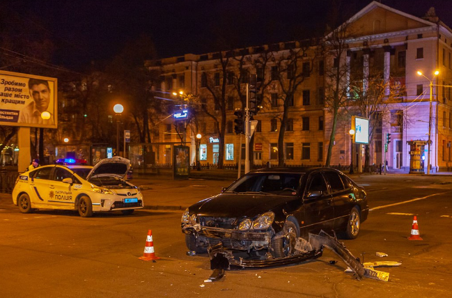 В центре Днепра столкнулись Lexus и Toyota: джип перевернулся на бок. Видео