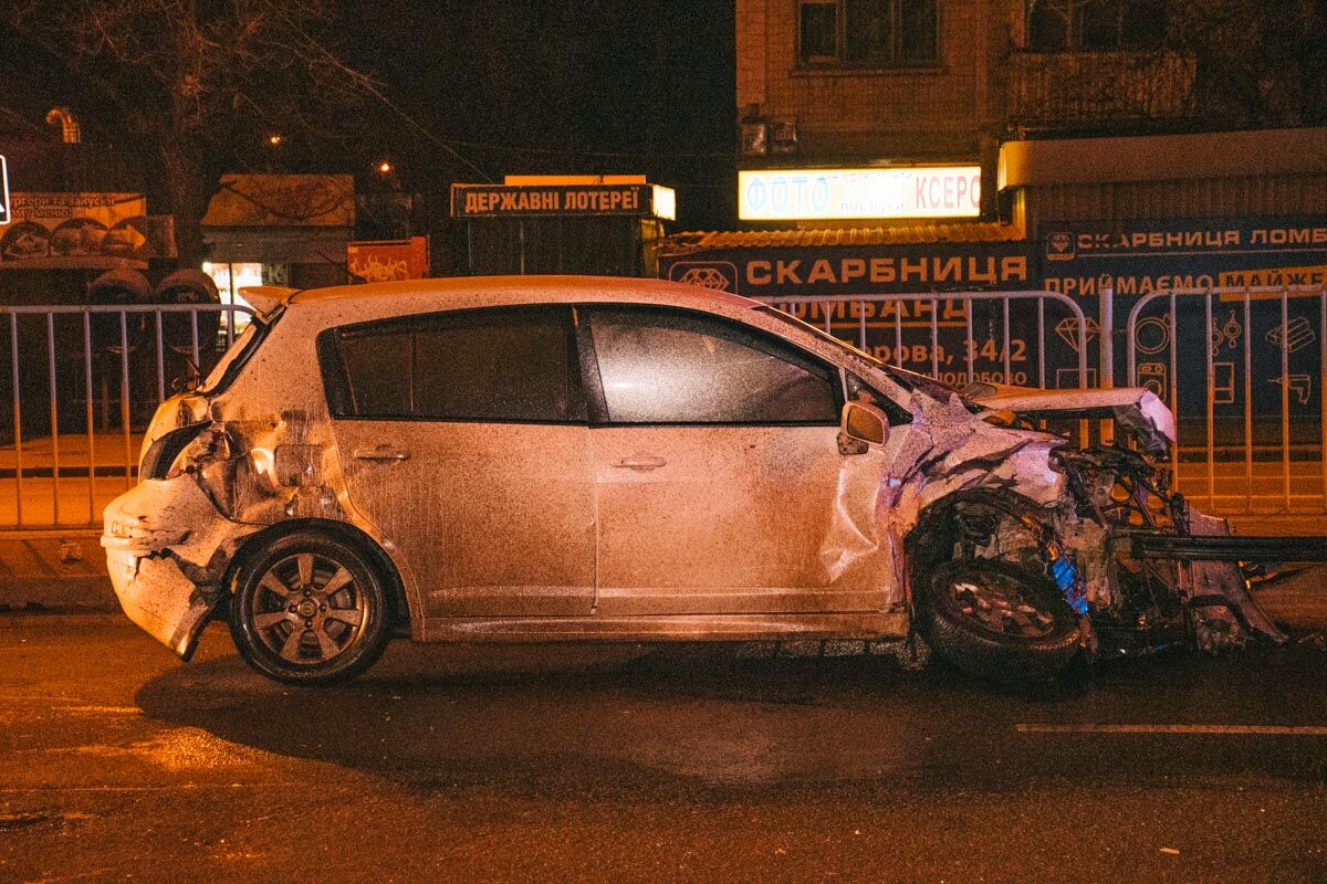 У Києві водій під наркотиками протаранив зупинку з людьми. Фото і відео з місця