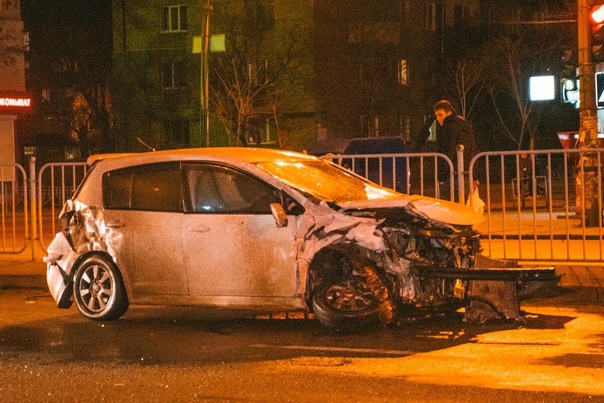 У Києві водій під наркотиками протаранив зупинку з людьми. Фото і відео з місця