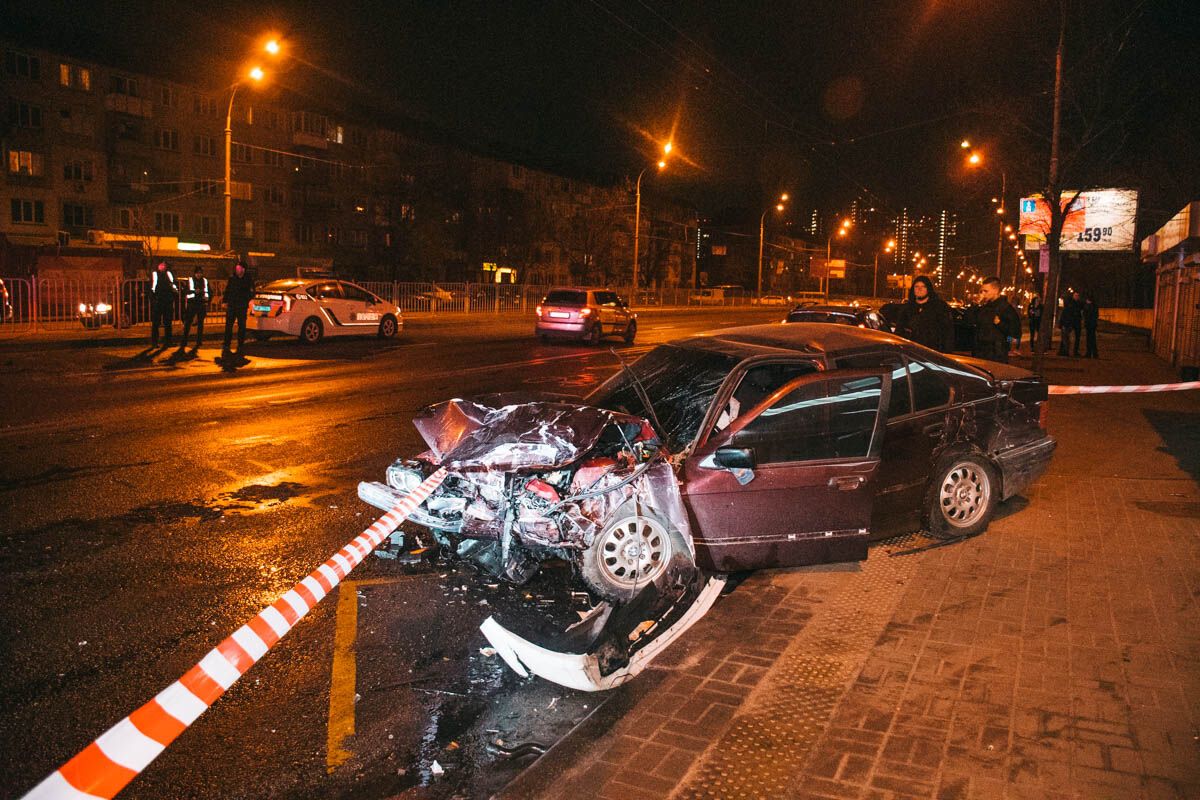 В Киеве водитель под наркотиками протаранил остановку с людьми. Фото и видео с места