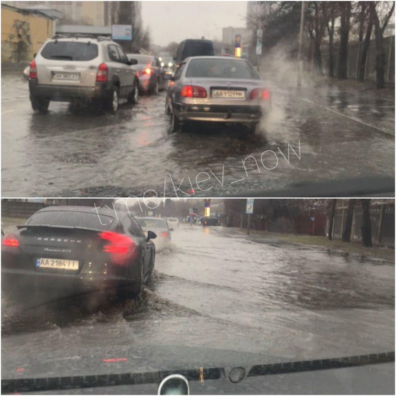 Улицу Брожко в Киеве подтопило