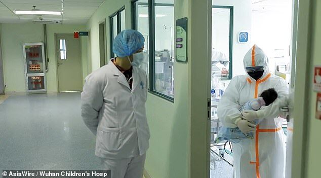 В Китае новорожденная подхватила коронавирус от матери и выздоровела