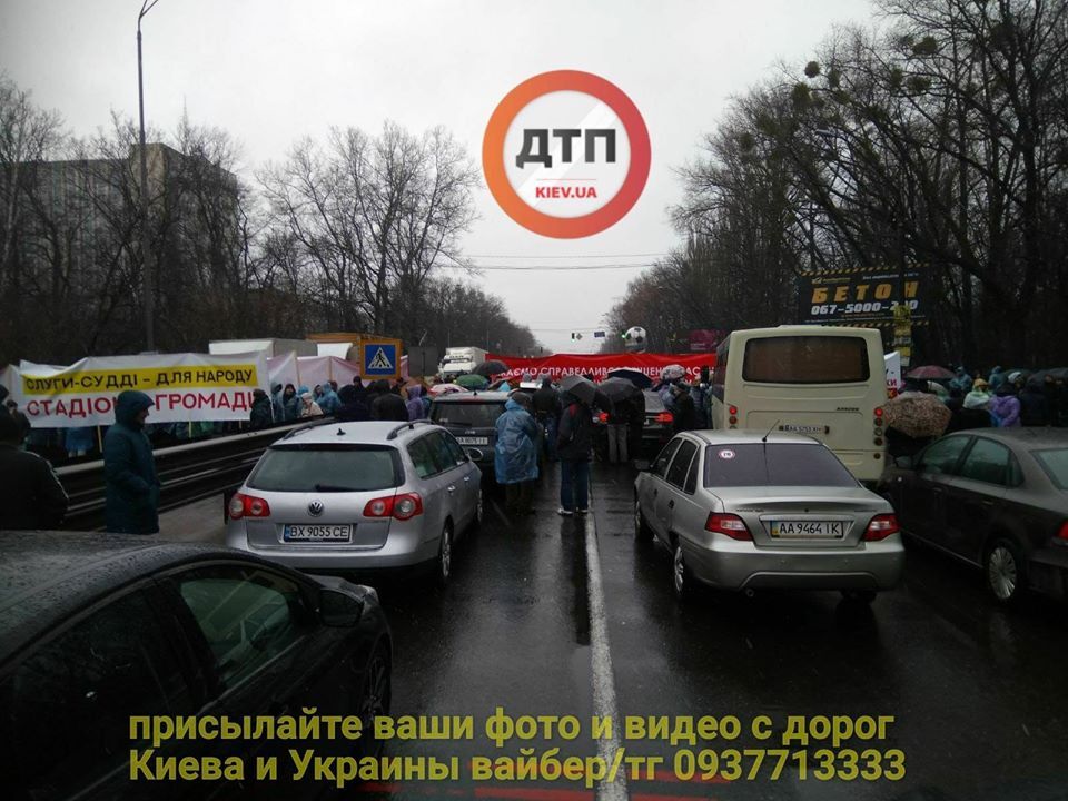 Под Киевом митингующие перекрыли дорогу