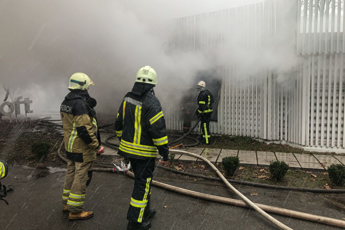 В Киеве вспыхнул масштабный пожар в ресторане на территории ВДНХ