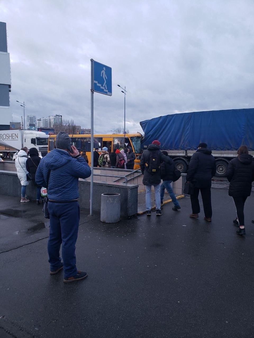 В Киеве на "Бориспольской" маршрутка влетела в грузовик