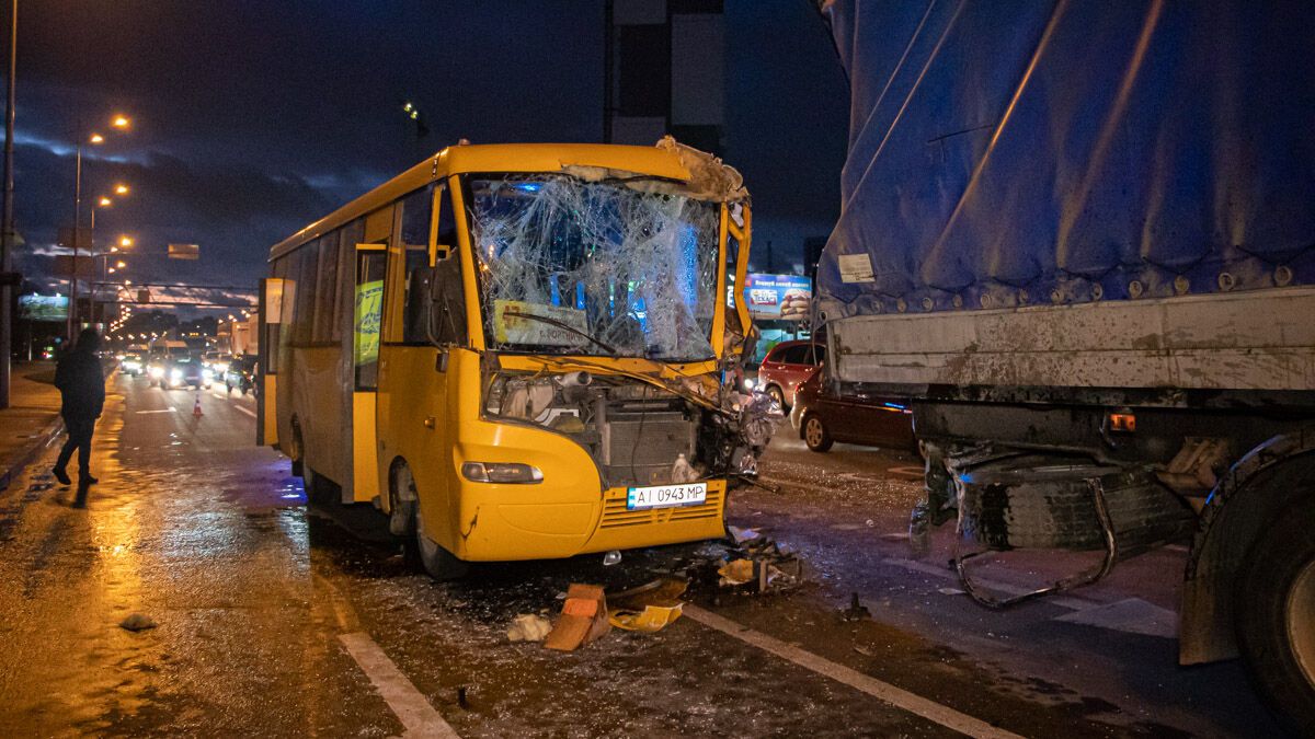 ДТП із маршруткою і вантажівкою в Києві