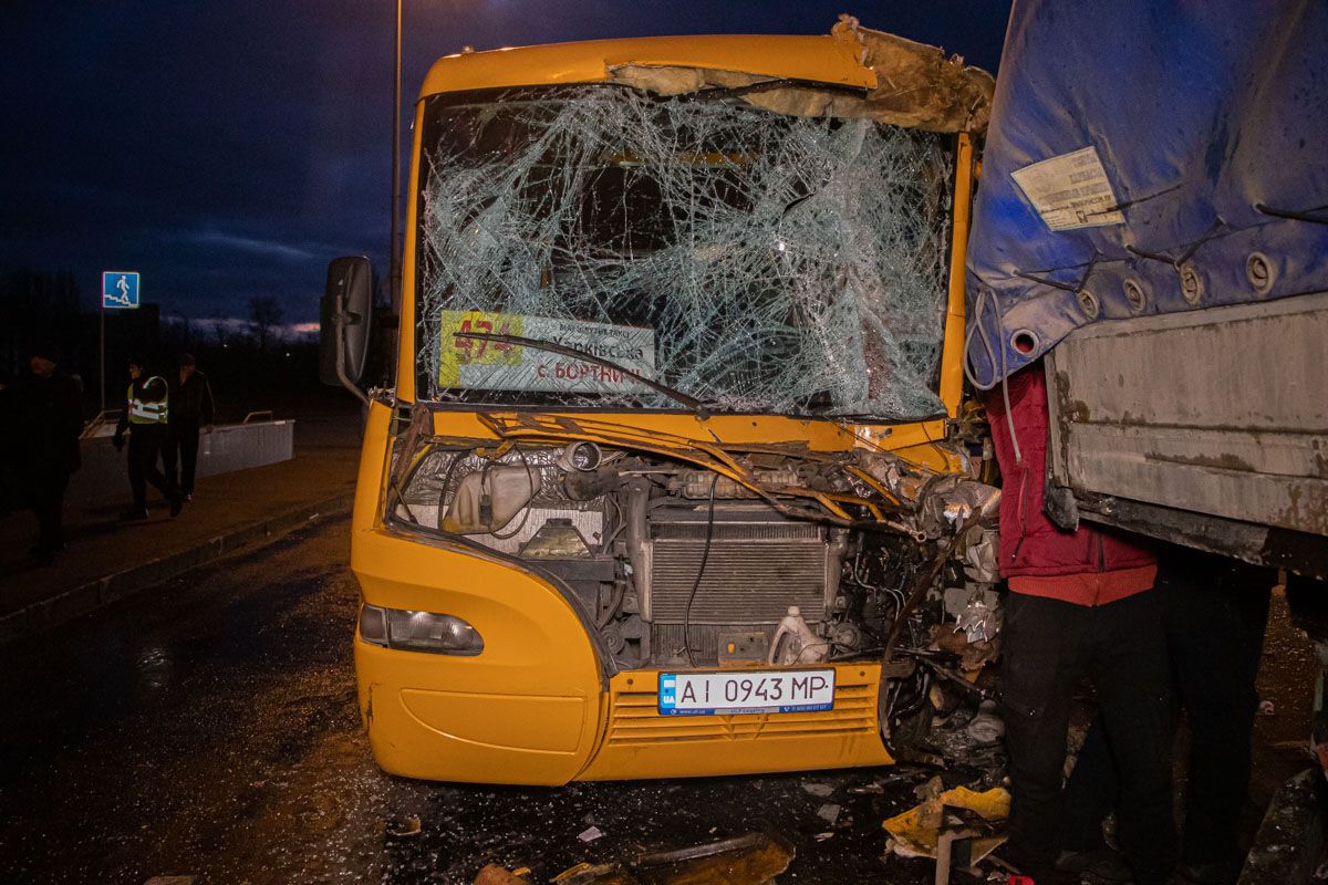 ДТП із маршруткою і вантажівкою в Києві