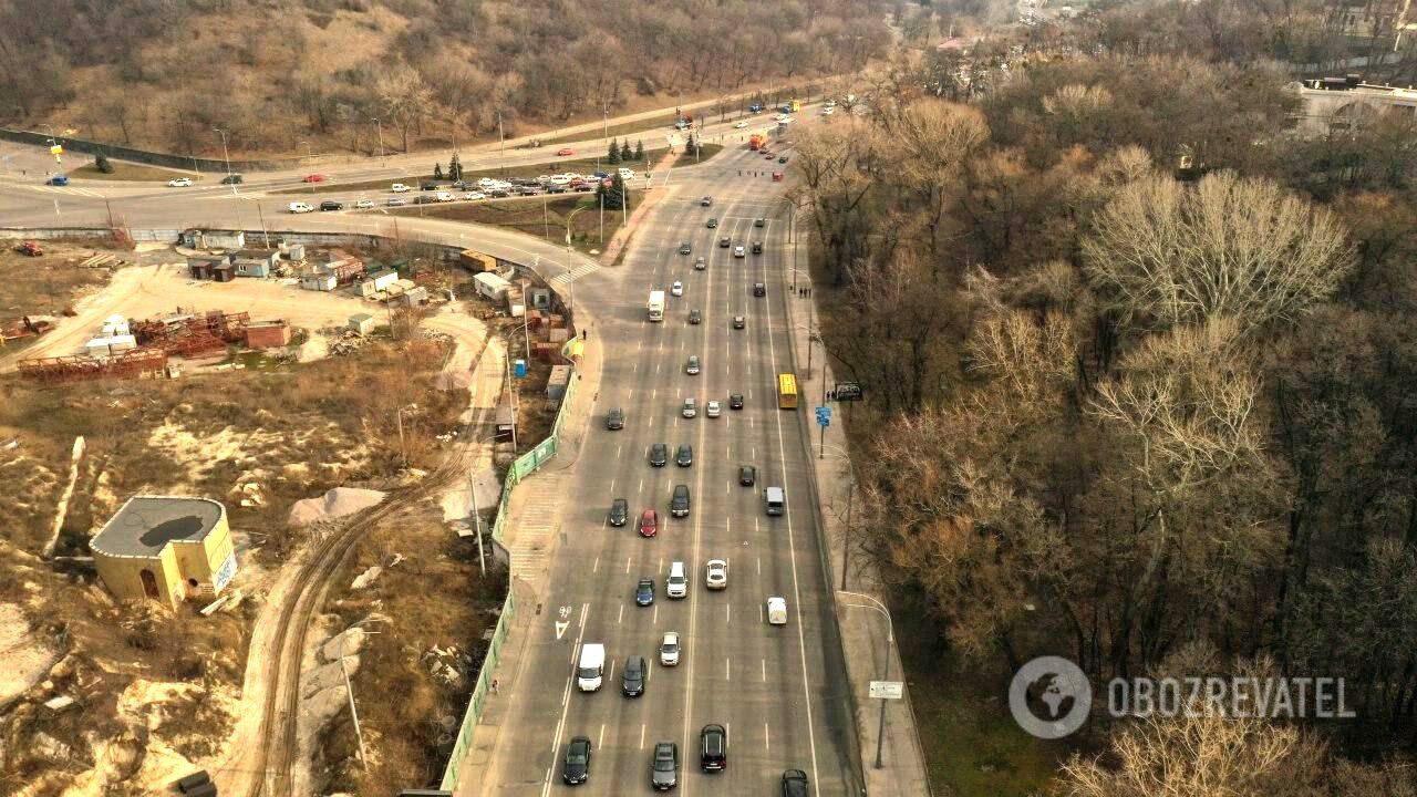 Бульвар Дружби Народів. Вдалині – перетин вулиць Лаврської і Старонаводницької, де експерти радять будувати розв'язку. Вже розроблений відповідний проєкт