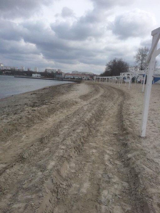 В Крыму "готовят" пляж к сезону отдыха