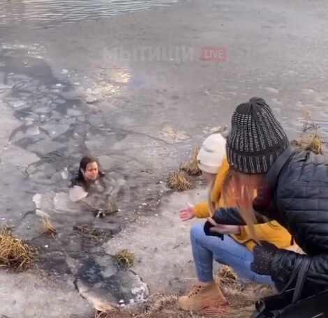 Женщина спасла собаку из ледяной воды