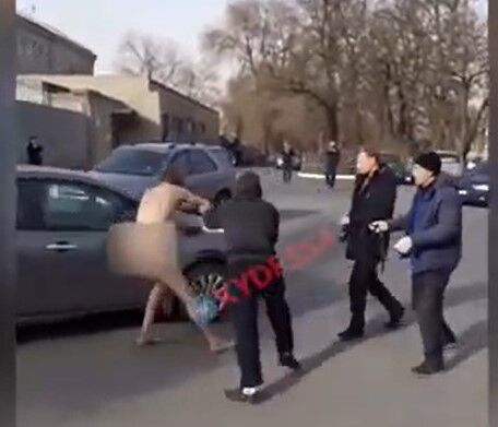В Одессе неадекват бегал голым по улице