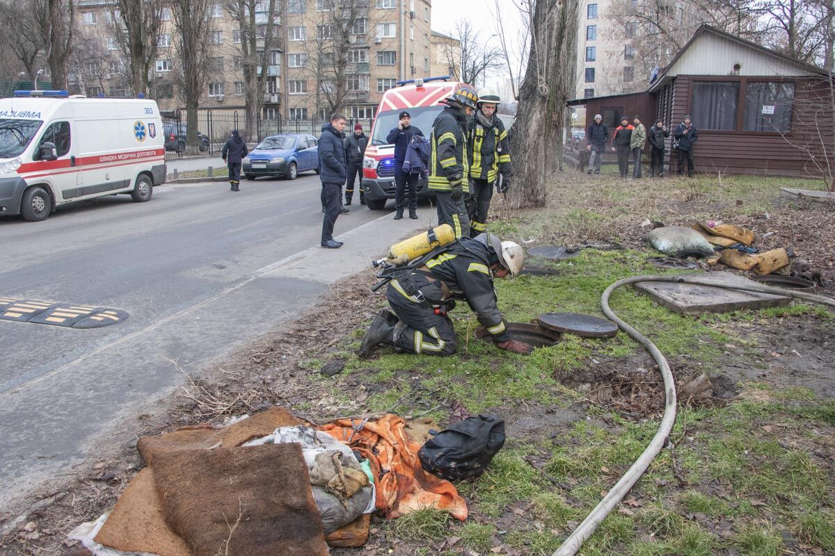 У Києві у палаючому колекторі знайшли три тіла