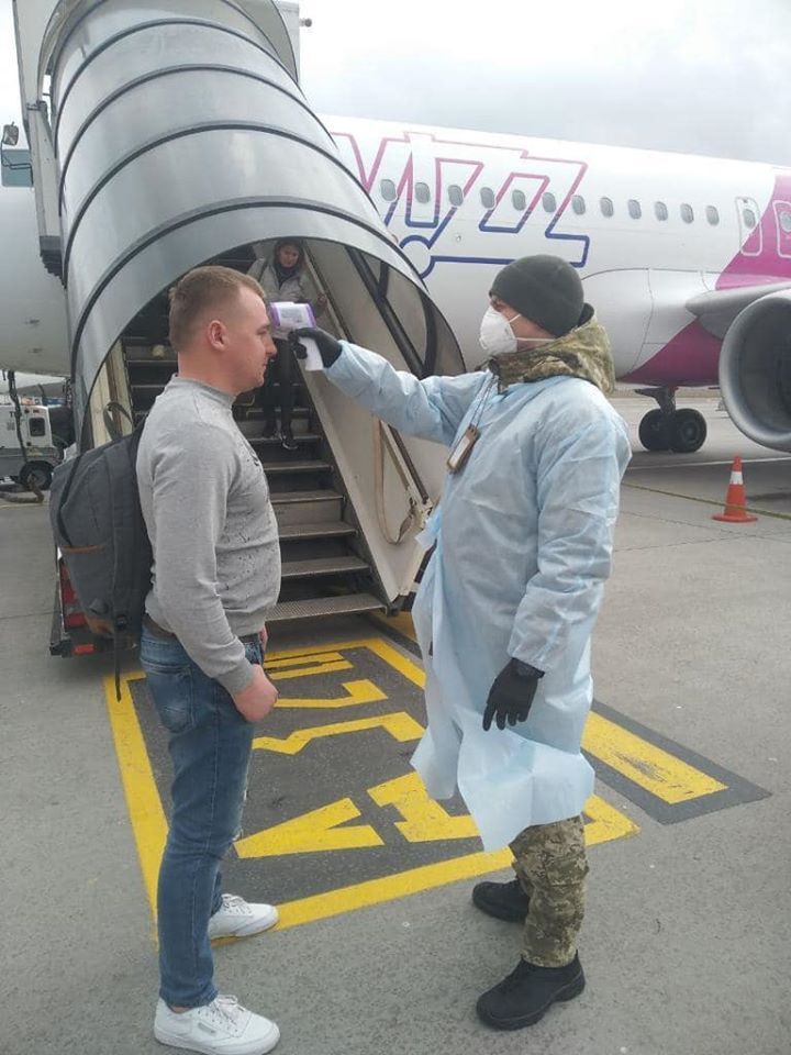 В ''Жулянах'' не проверили пассажиров из Италии: пограничники успокоили украинцев