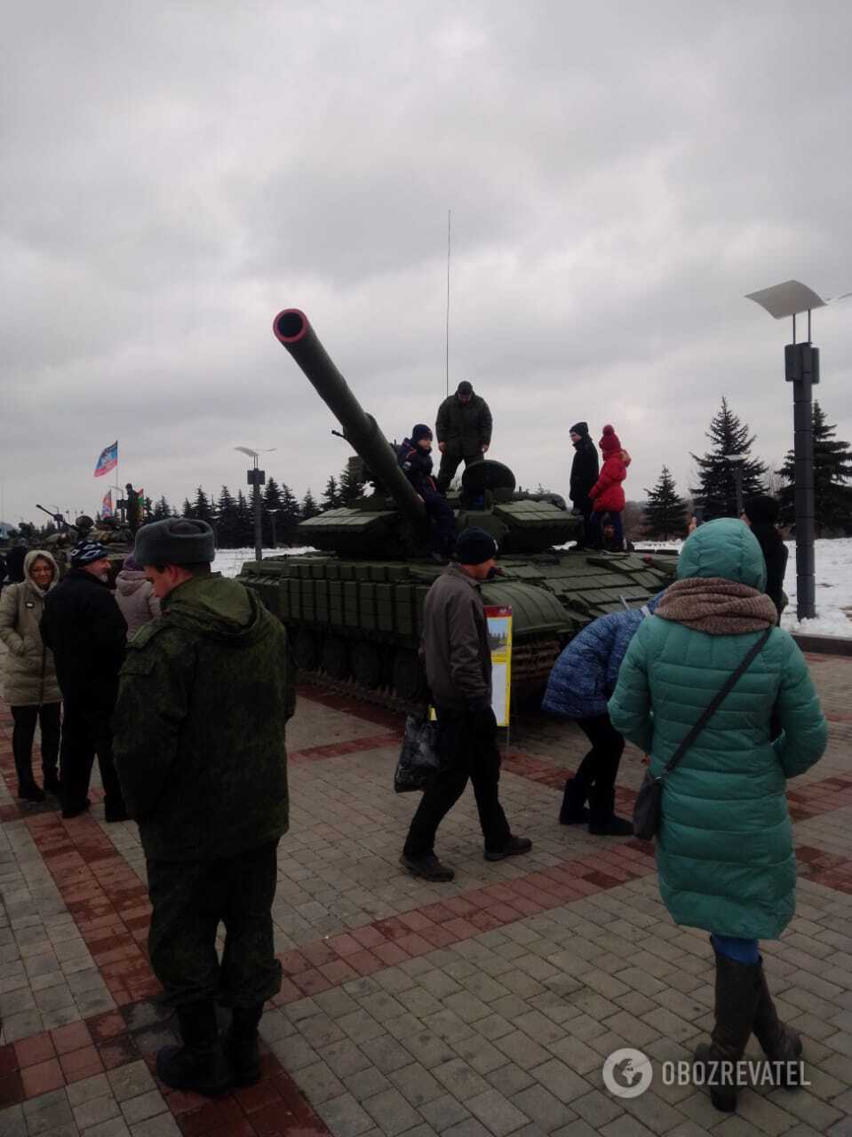 На Донбассе террористы организовали "выставку" вооружения