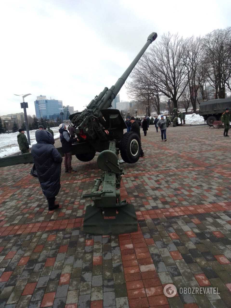 На Донбассе террористы организовали "выставку" вооружения