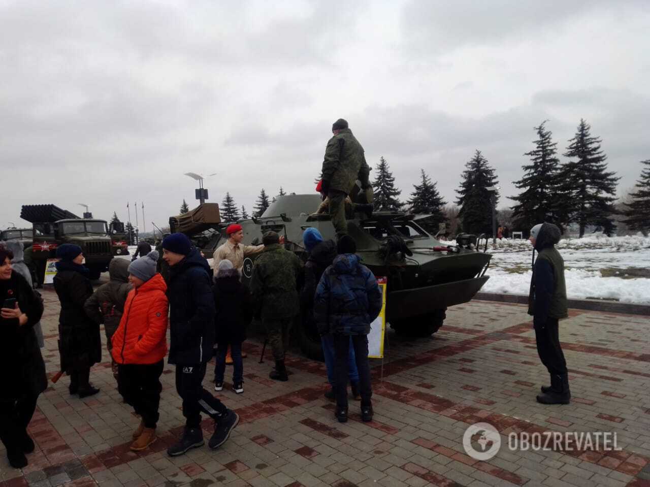 На Донбассе террористы организовали "выставку" вооружения