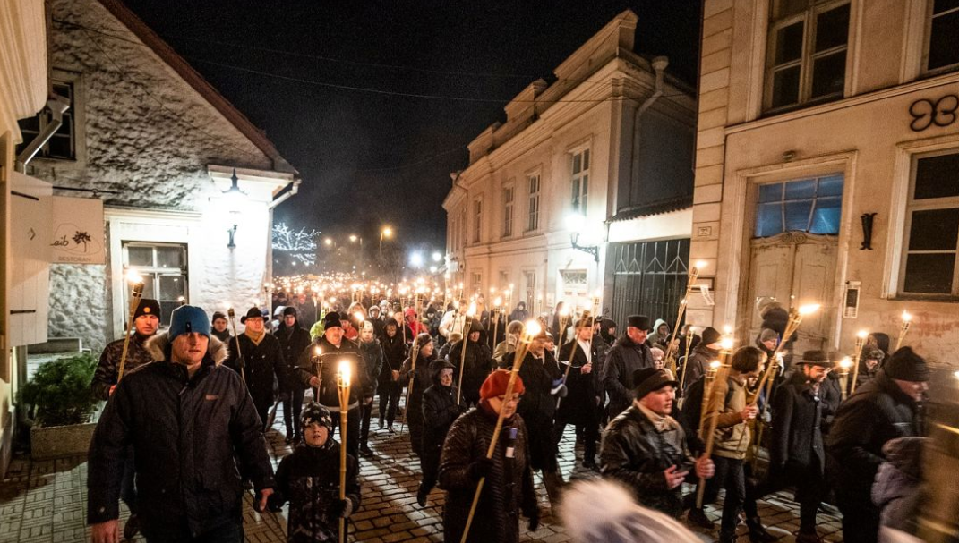 "За Естонію!" Друзі України відсвяткували день незалежності смолоскипною ходою: вражаючий фоторепортаж