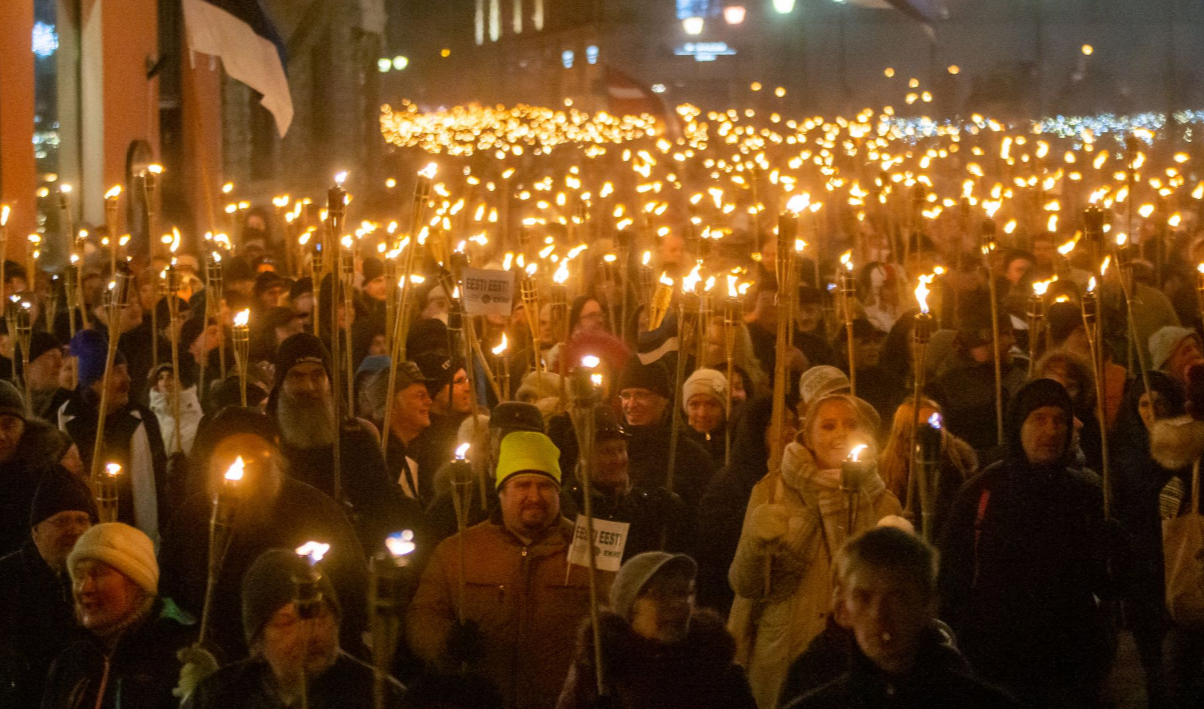 "За Эстонию!" Друзья Украины отметили день независимости факельным шествием: впечатляющий фоторепортаж