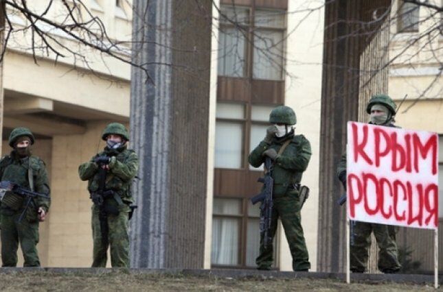 Российские военные охраняют захваченные правительственные здания в Крыму