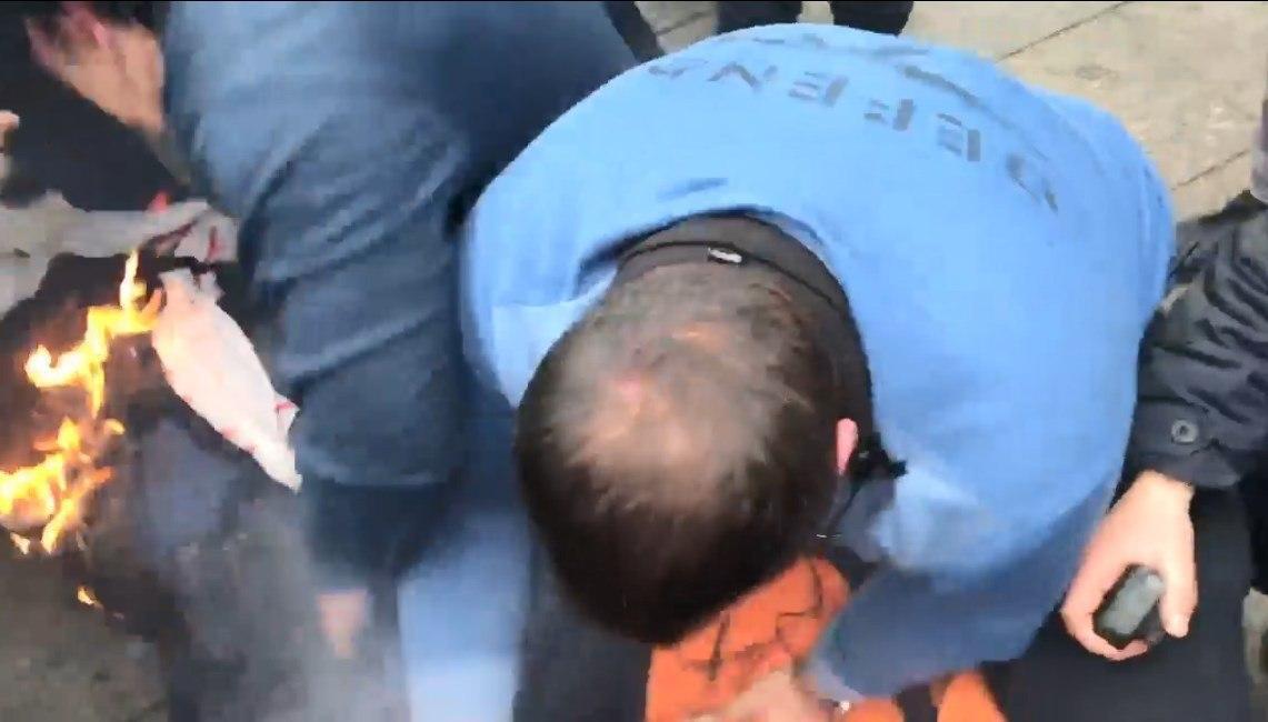В Киеве под Офисом президента мужчина совершил самоподжог