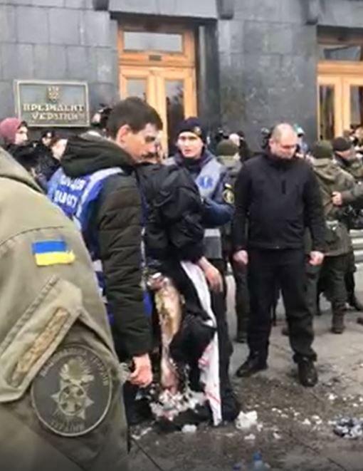 В Киеве под Офисом президента мужчина совершил самоподжог