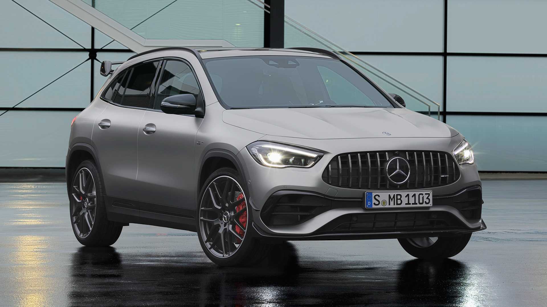 Дізнатися Mercedes-AMG GLA 45 не складе труднощів завдяки власному аеродінамічному обвісу, виразному бамперу і стильним легкосплавним дисками